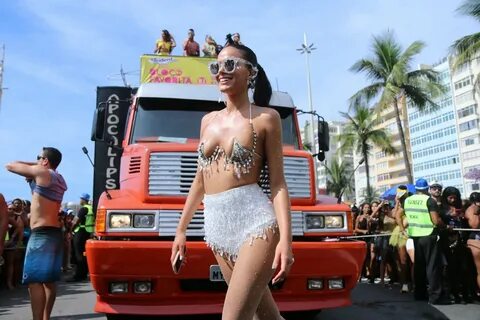 Bruna Marquezine Sexy (16 Photos) .