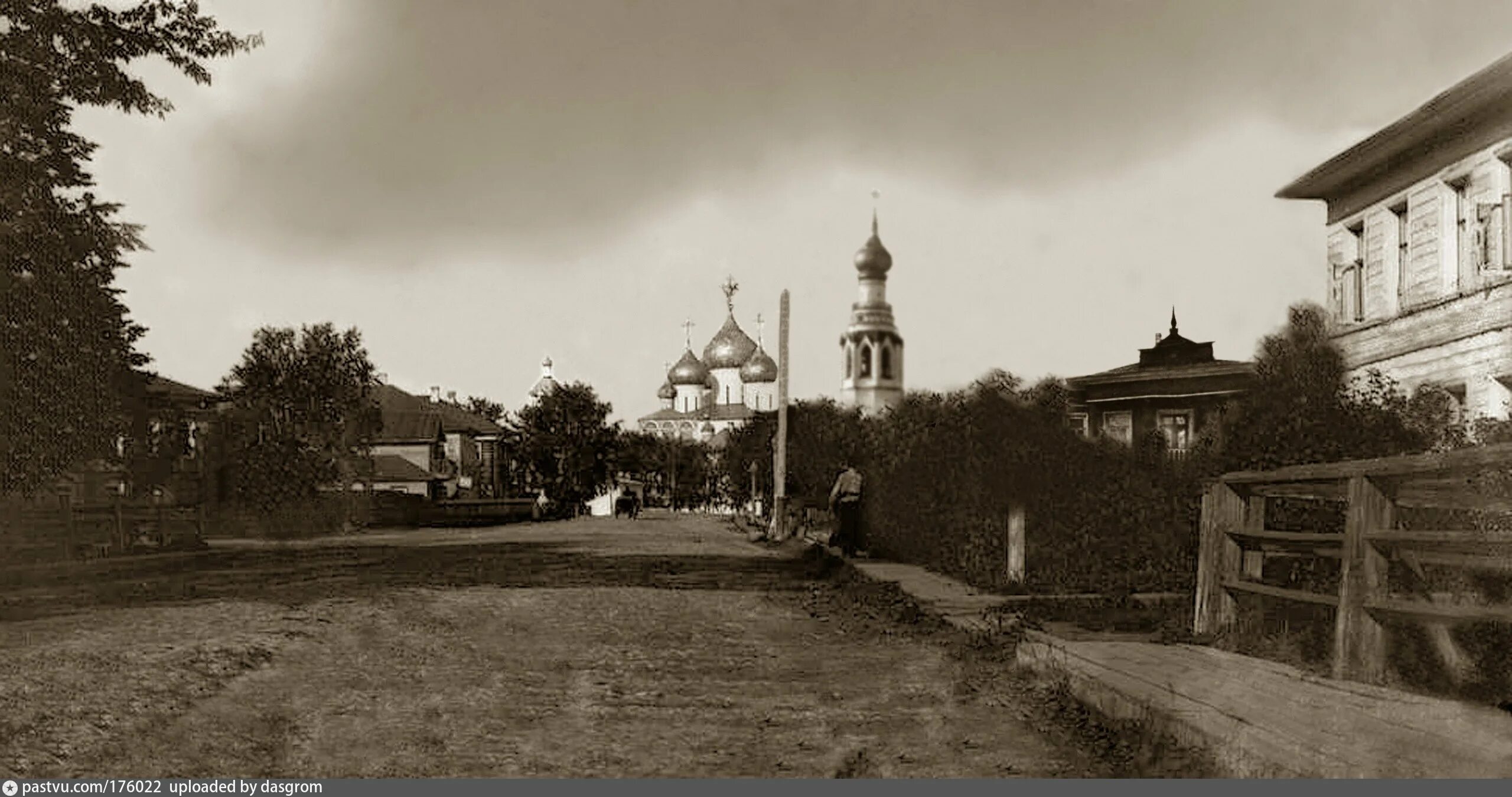 Церковь зосимы и савватия вологда. Кирилловская улица вологда. Площадь революции в вологде до революции. Антикварный магазин рядом со мной. Вологда 19 век фото.