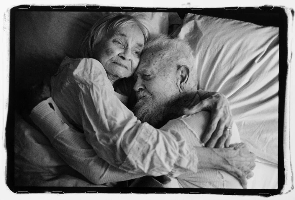 две девушки дед старый. дедуля с девушками. дед целует. поцелуй пожилых. дедушка с молодой девушкой.