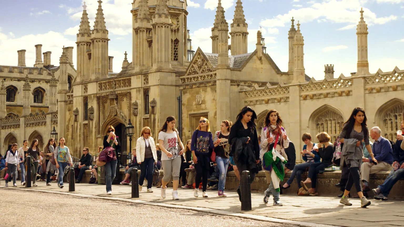 Students cambridge cambridge university. Кембридж университет. Кембридж университет студенты. Кембридж университет дети. Кембридж Великобритания.