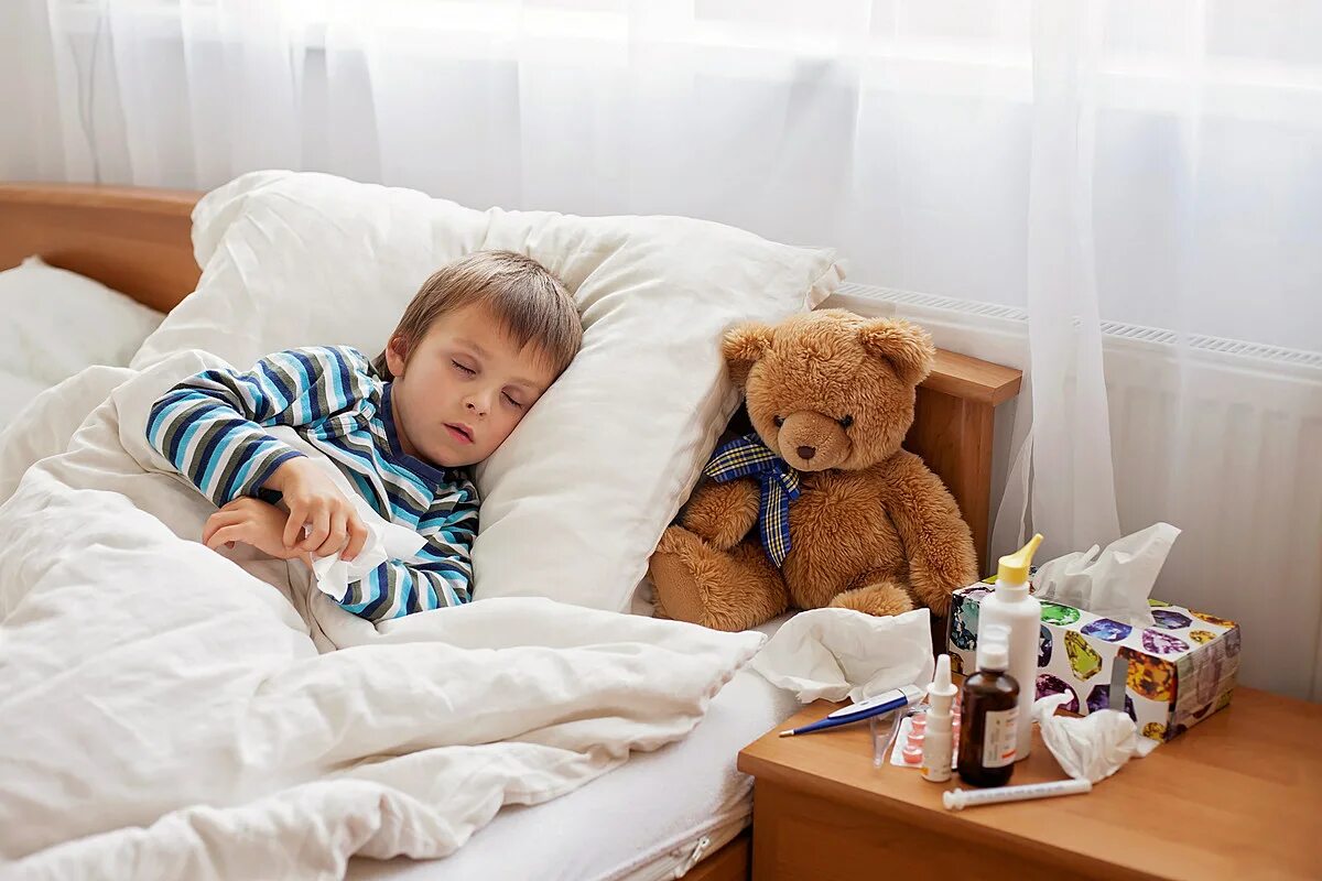 2 ребенок больной. Мальчик заболел. Кровать для мальчика. Малыш болеет. Больной мальчик в кровати.