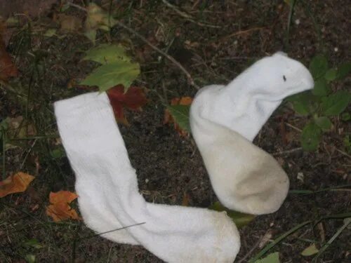 Грязные белые носки. Грязные белые носки. Грязные носочки. Детские грязные носки. Старые носки.