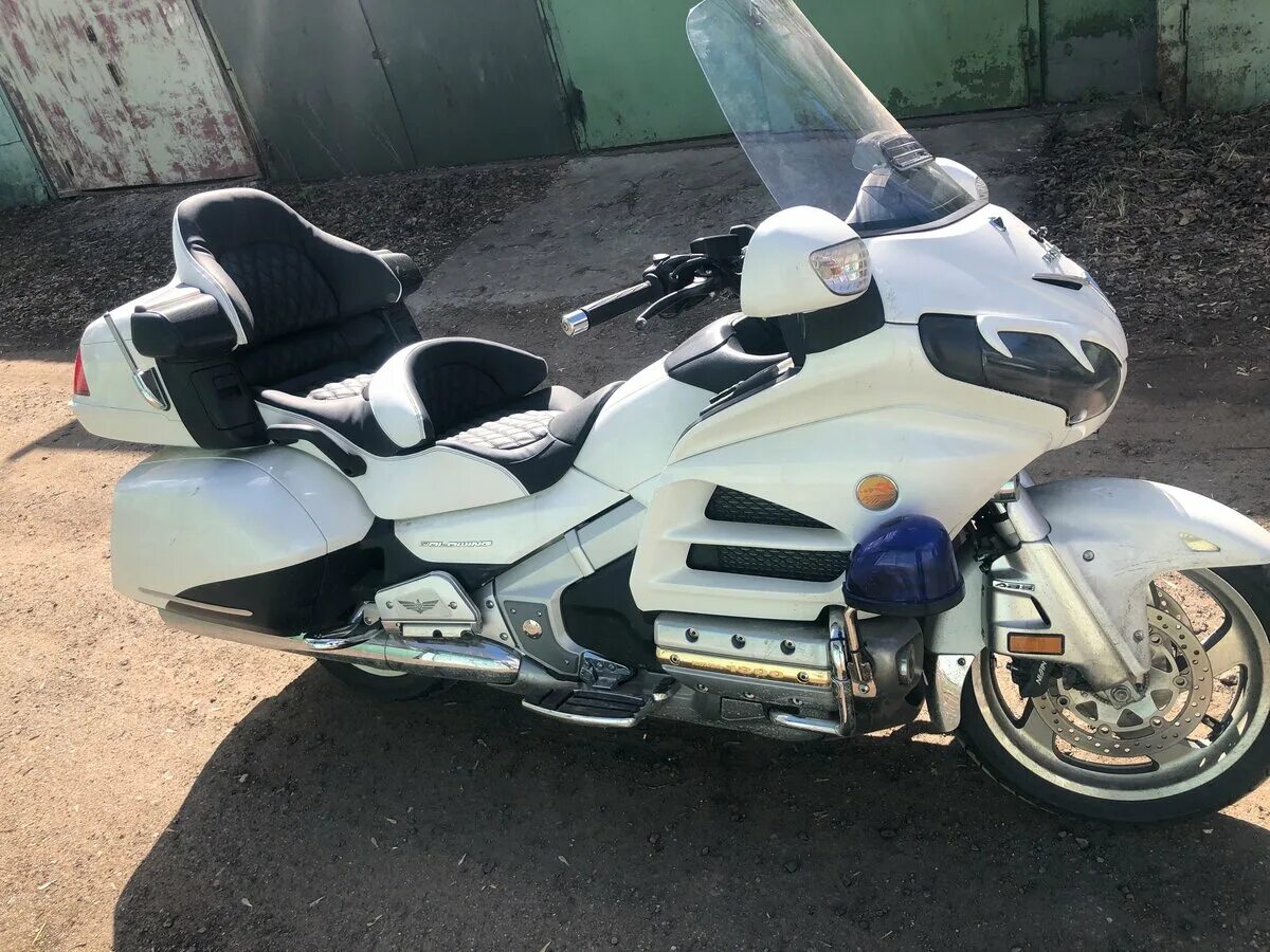 1800 в бел. Honda Gold Wing 1800 белая. Honda Goldwing 1800. Белый Голд Винг 1800. Сиденье Хонда Голд Винг 1800.