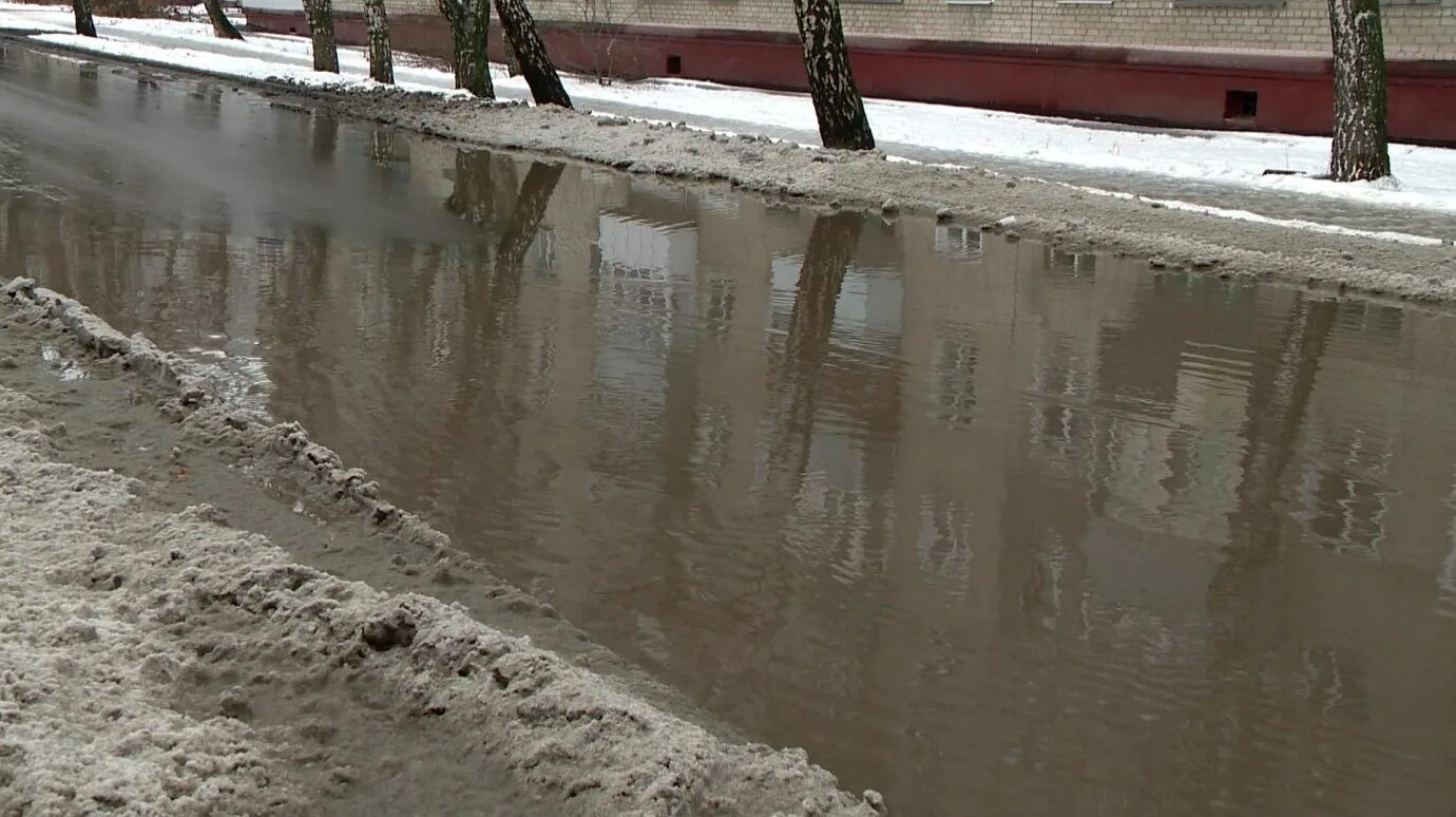 Скопление воды 5. Огромная лужа на дороге. Талые воды. Огромная лужа зимой. Лужа зимой.