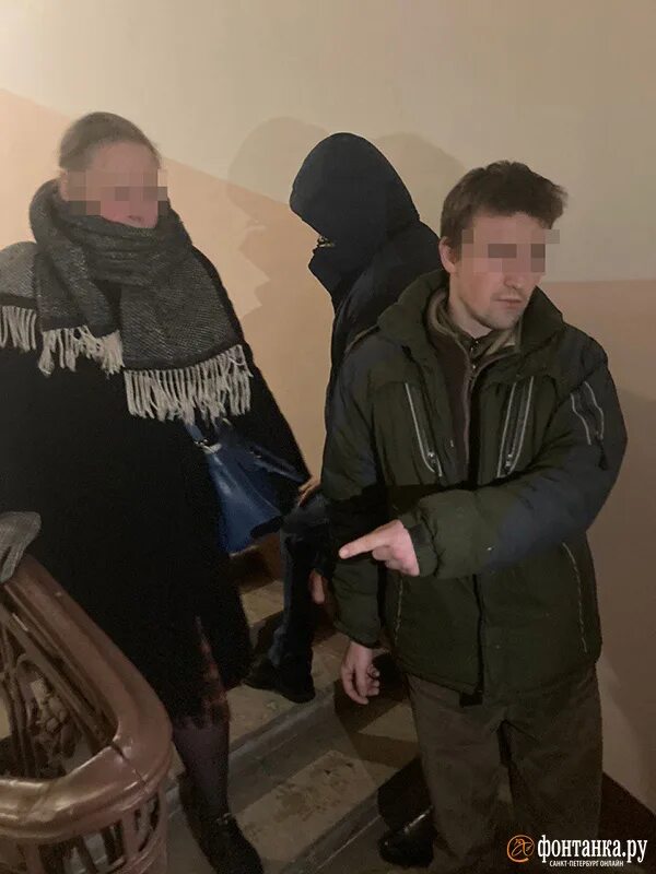 Через минуту попадья вышла. Через минуту попадья вышла