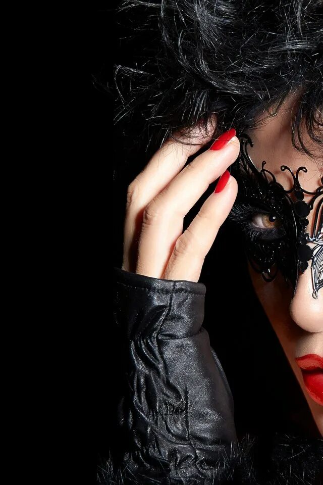 красивая девушка в маске. красивая девушка в маске. девушки брюнетки в масках. девушка в карнавальной маске. красивая девушка в маске.