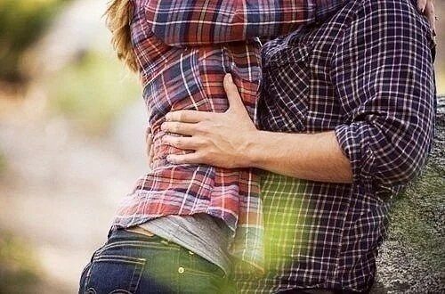 Женщина руки на поясе. Девушка стоит рука на бедре. Положив руки на талию. Положив руки на талию. Положив руки на талию.