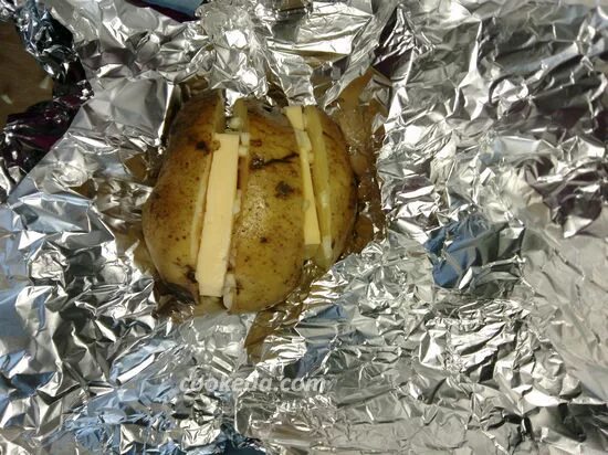 Картошка с сыром в духовке в фольге. Картошка в фольге с сыром. Запечённая картошка в духовке в фольге. Картофель запеченный с салом в духовке. Рецепт картошка с сыром в фольге.