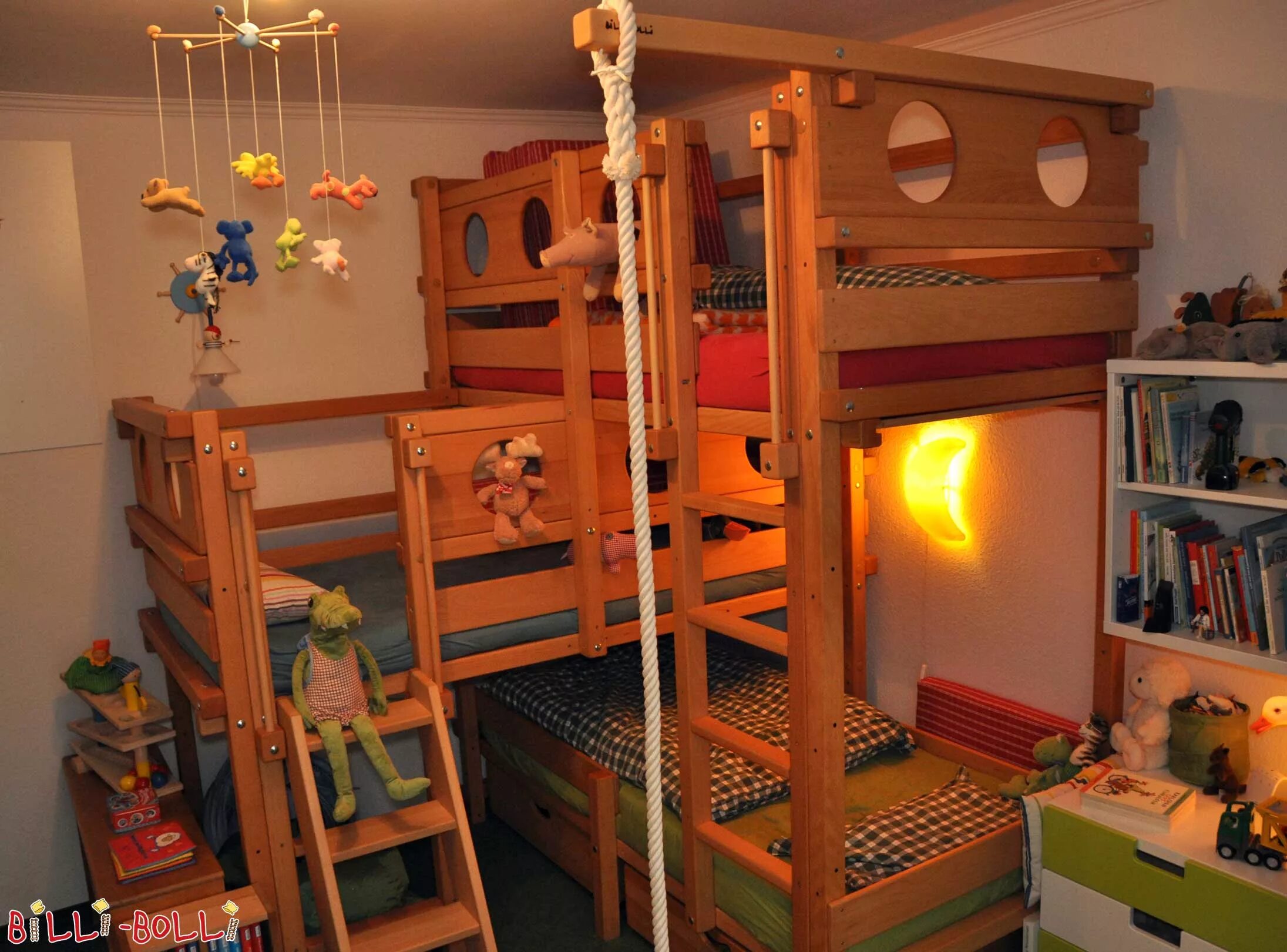 Разрешено ли использование двухъярусных кроватей ответ. Трехъярусная кровать для детей икеа. Кровать двухъярусная для тройняшек. Комната для троих детей. Двухъярусная кровать для троих детей.