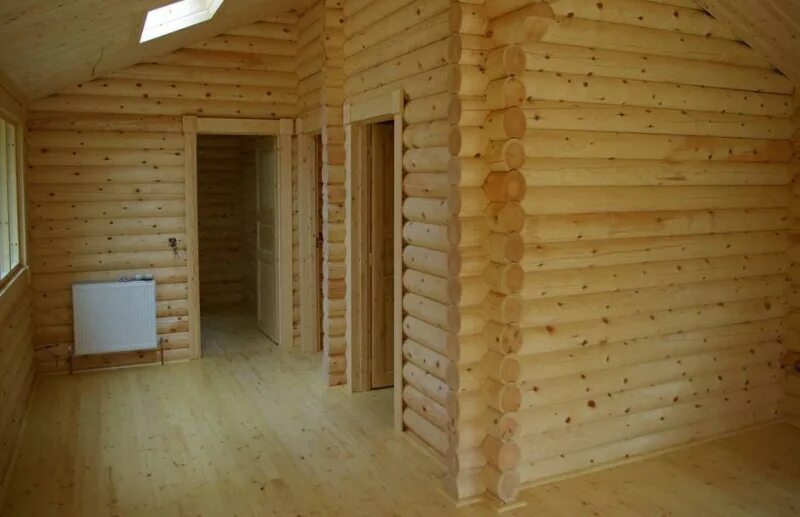 Перегородка в срубе из бревна. Тиккурила 5062 оцилиндрованного бревна. Сруб бани изнутри. Перегородка в срубе. Ласточкин хвост тирольский замок.