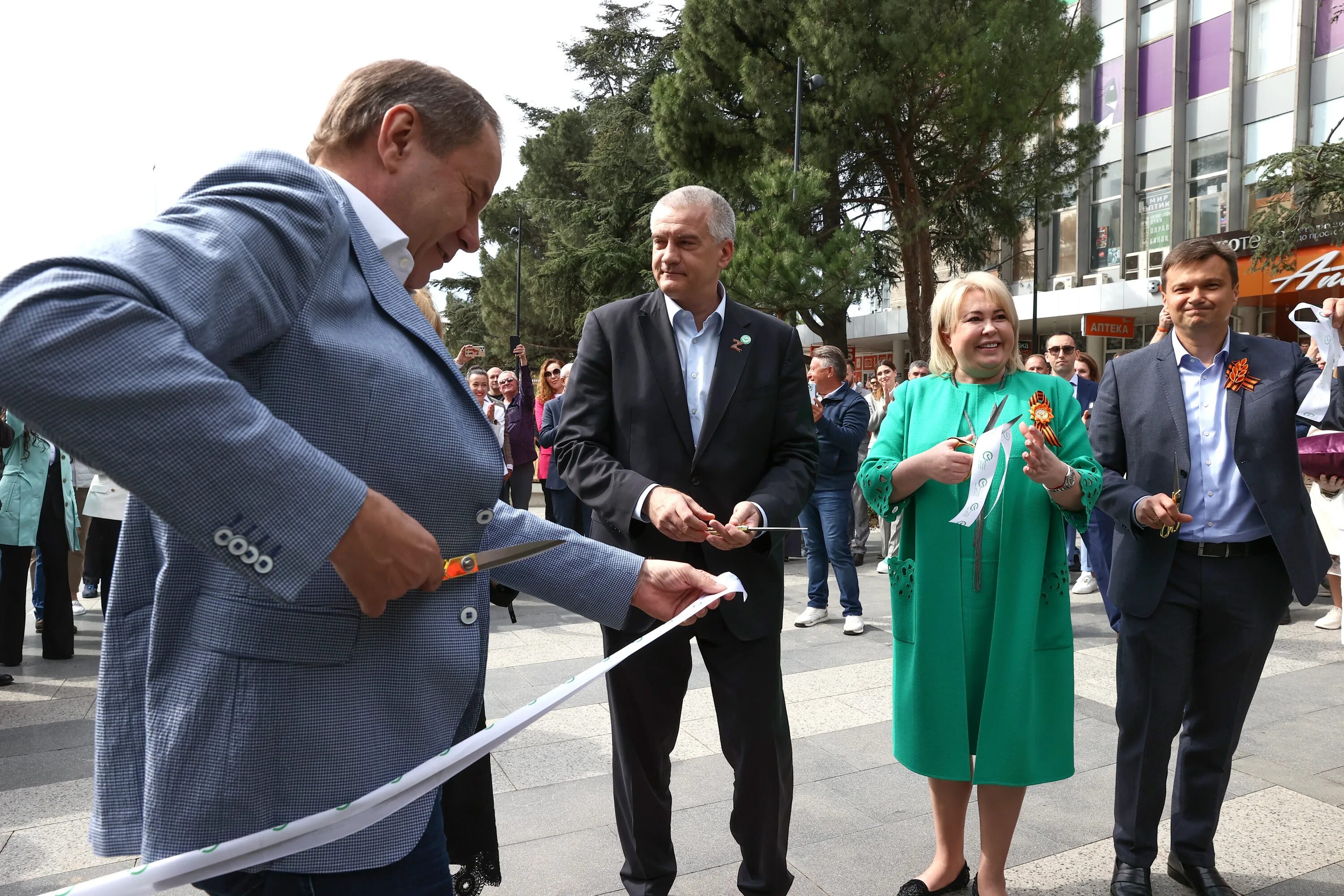 Сбербанк крым сайт. Сбербанк в Крыму. Открытие офиса Сбера в Крыму. Открытие офиса Сбербанка. Отделение Сбера в Крыму.