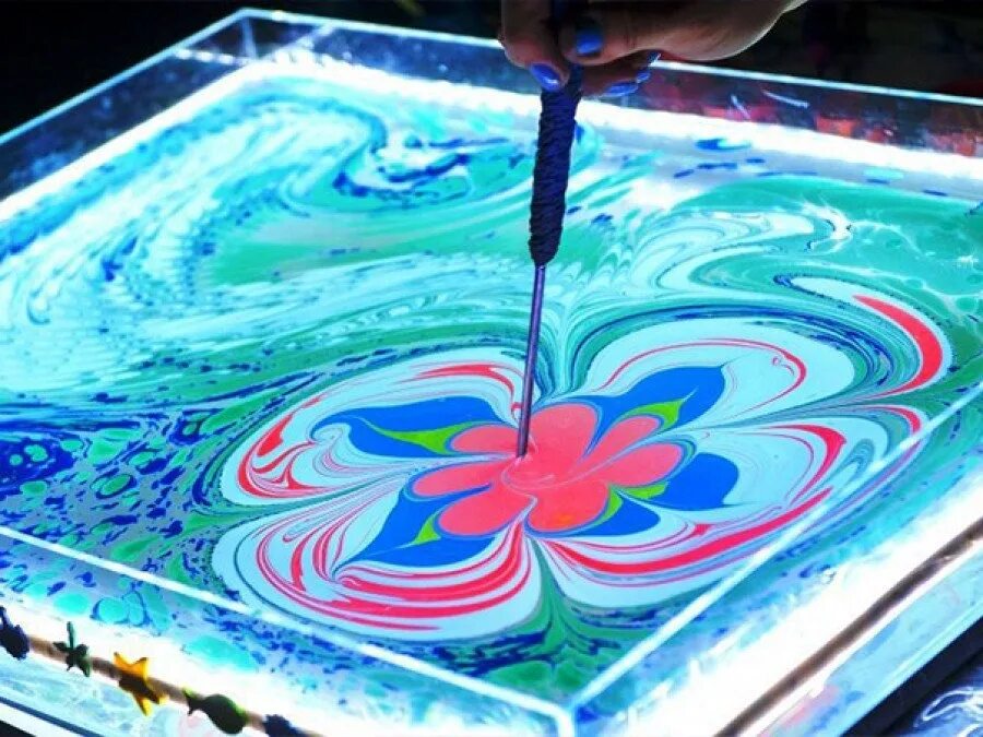 Эбру рисование воде детей. Жираф эбру. Рисование эбру мк. Техника рисования эбру. Золотая рыбка эбру.