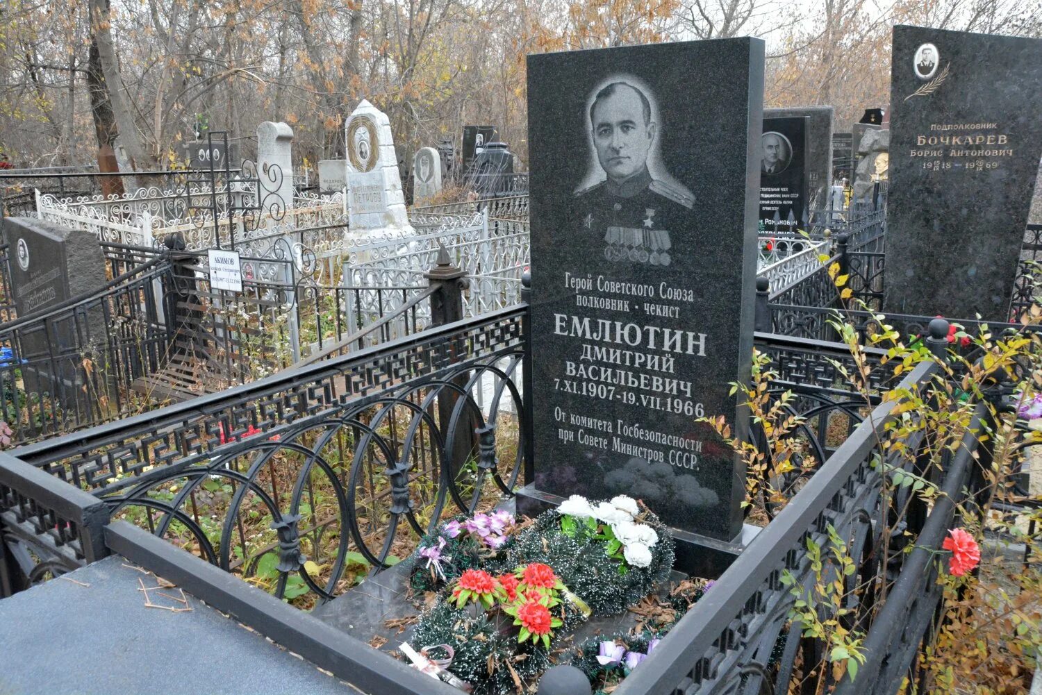 Как узнать на каком кладбище похоронен. Южное кладбище Самара могилы знаменитостей. Калитниковское кладбище могилы цыган.