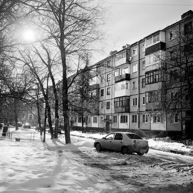 Зимние ночные хрущевки. Хрущевки зимой. Хрущевки зима. Зимний двор хрущевки. Двор пятиэтажки.