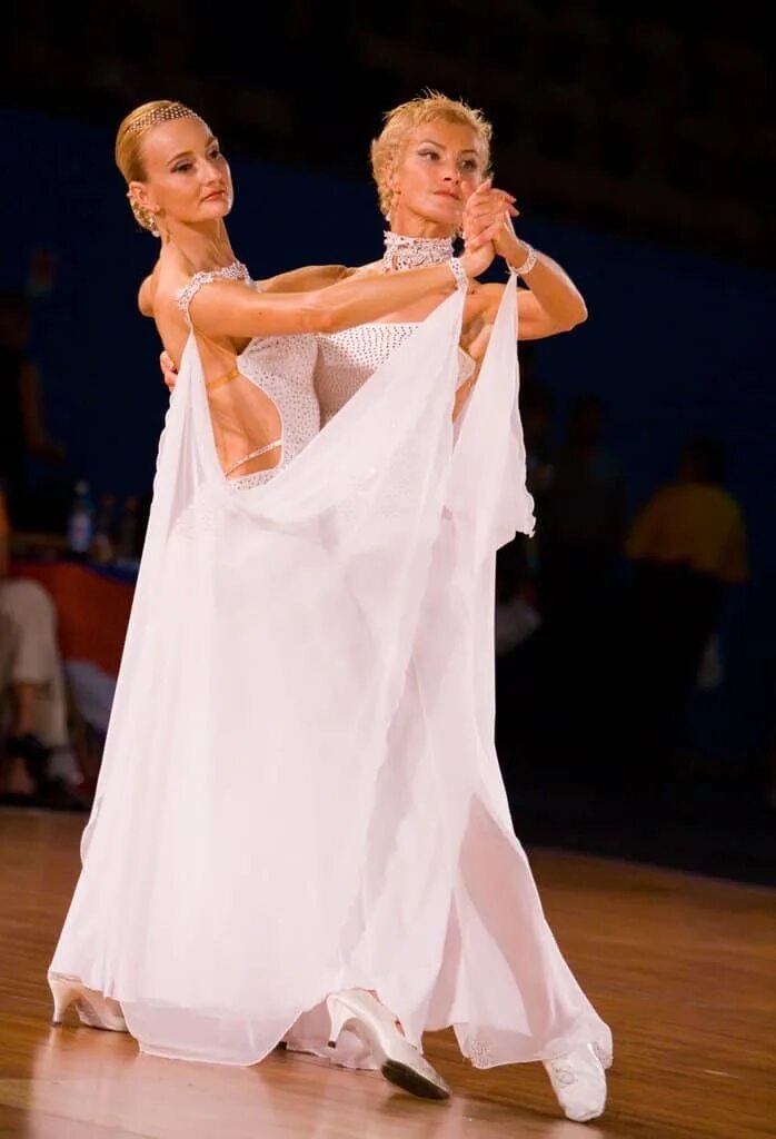 Dancing lesbians. Видео лесби бальные танцы.