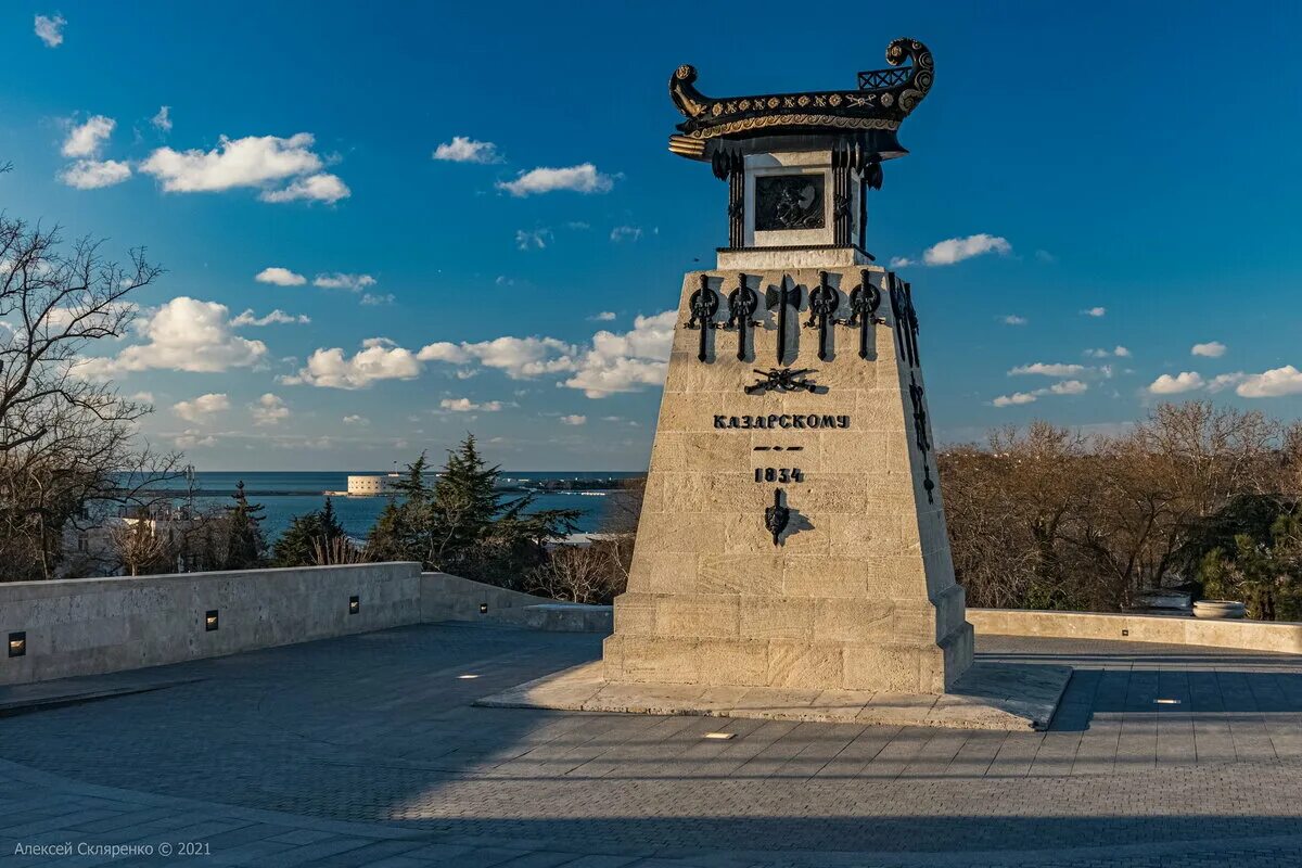 Казарский памятник Севастополь. Памятник Казарскому Севастополь реставрированный. Памятник на Матросском бульваре в Севастополе. Первый памятник Севастополя. Музыки 1 севастополь