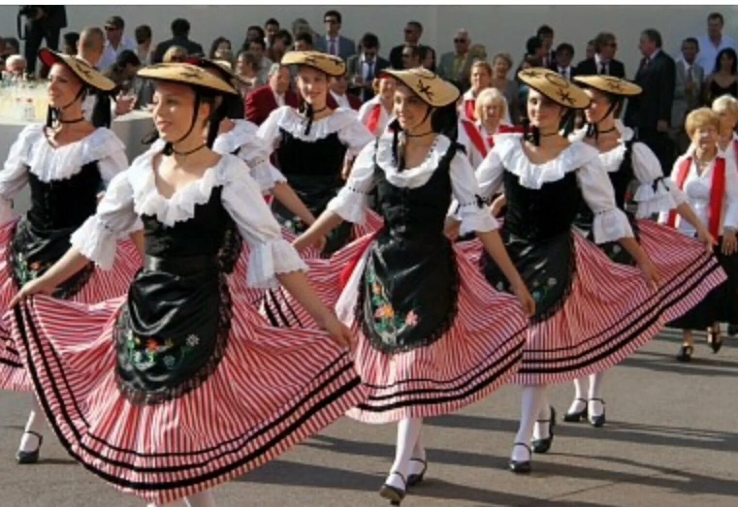 French dance. Монегаски коренные жители Монако. Традиционный костюм французов Бретань. Традиционная одежда Монако. Коренное население Монако монегаски.