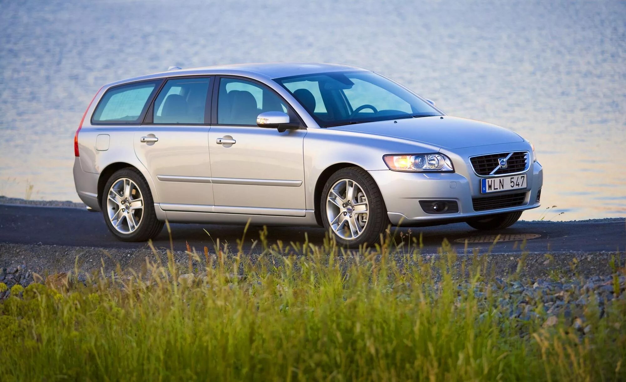 Автомобиль 2008. Volvo v50 2008. Вольво v50 универсал 1,6. Volvo v50 2007. Volvo v50 2010.