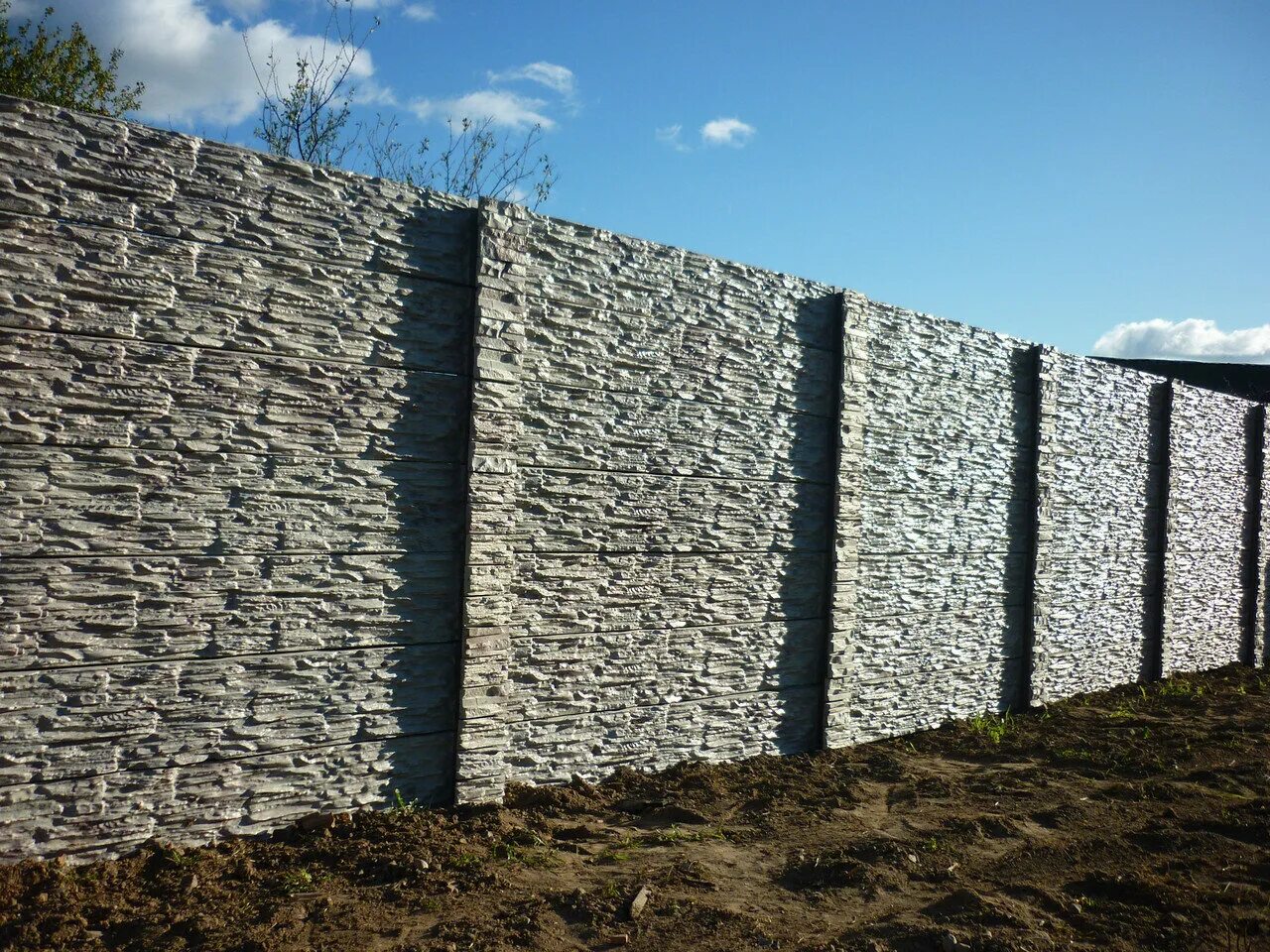 Столбы для забора бетонные наборные. Наборный забор. Еврозабор 2. Бриз блок бетонный забор. Забор с наборными столбами.