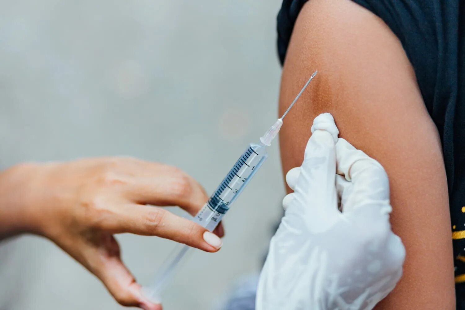 Профилактика от столбняка. Immunization. Вакцина от столбняка детям. От столбняка детям. Введение вакцин под лопатку.