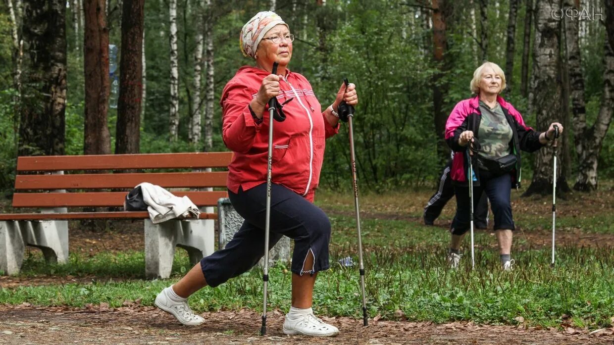 Великий пенсионер. Здоровая пенсионерка. Здоровый образ жизни серебряного возраста. Спортивная ходьба две бабушки.