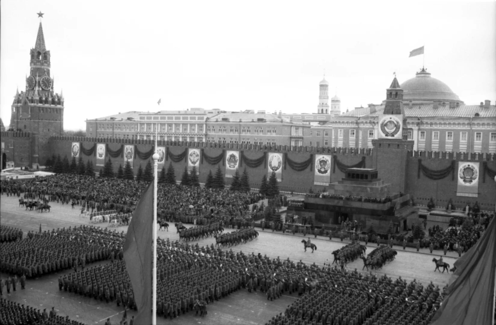 Военный парад 7 ноября 1941 года в Москве на красной площади. Парад 7 ноября 1941 года. Парад на красной площади 7 ноября 1941 года. Парада на красной площади в городе Москве 7 ноября 1941 г.