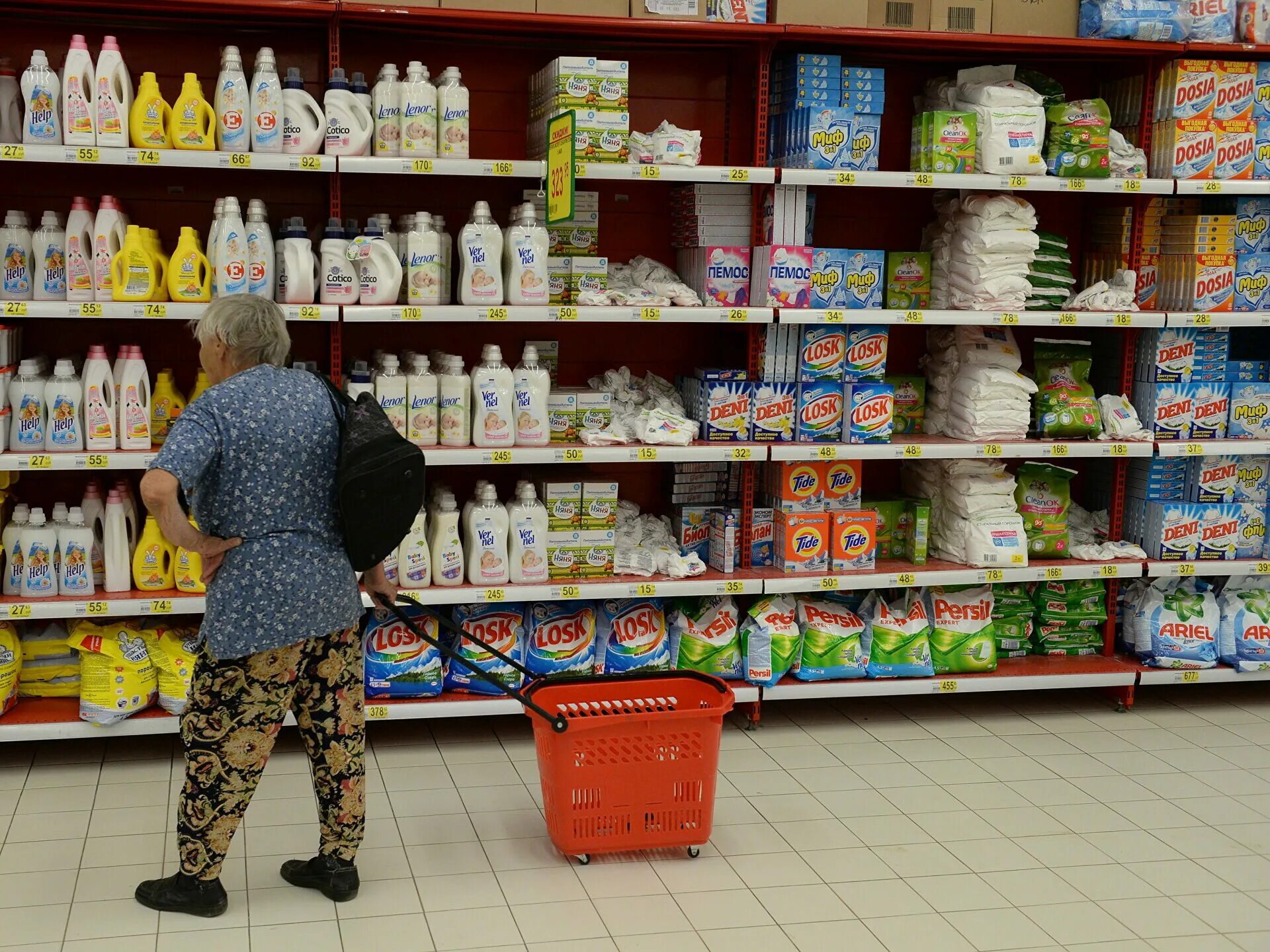 Магазин средств мытья. Выкладка бытовой химии в магазине. Полки с бытовой химией. Порошки Стиральные на прилавке. Полки для порошка.