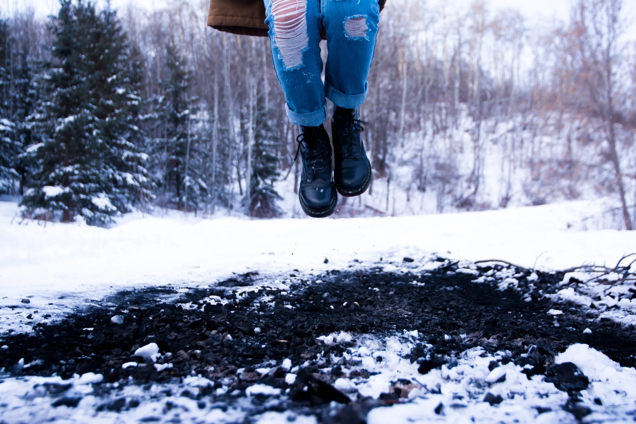 Ноги в снегу. Ботинки в снегу. Человек в снегоступах. Зимняя обувь на снегу.