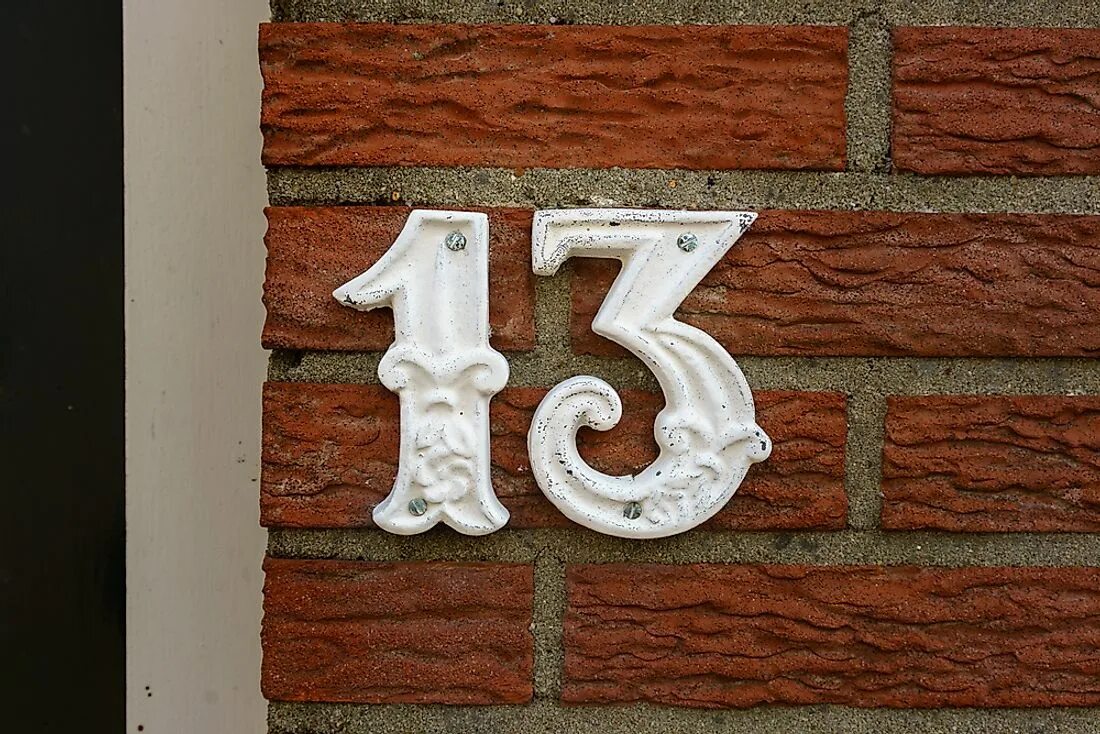 13 число дом. Дом номер 13. цифра 13 картинка. дверь с номером 13. число 13 обои.