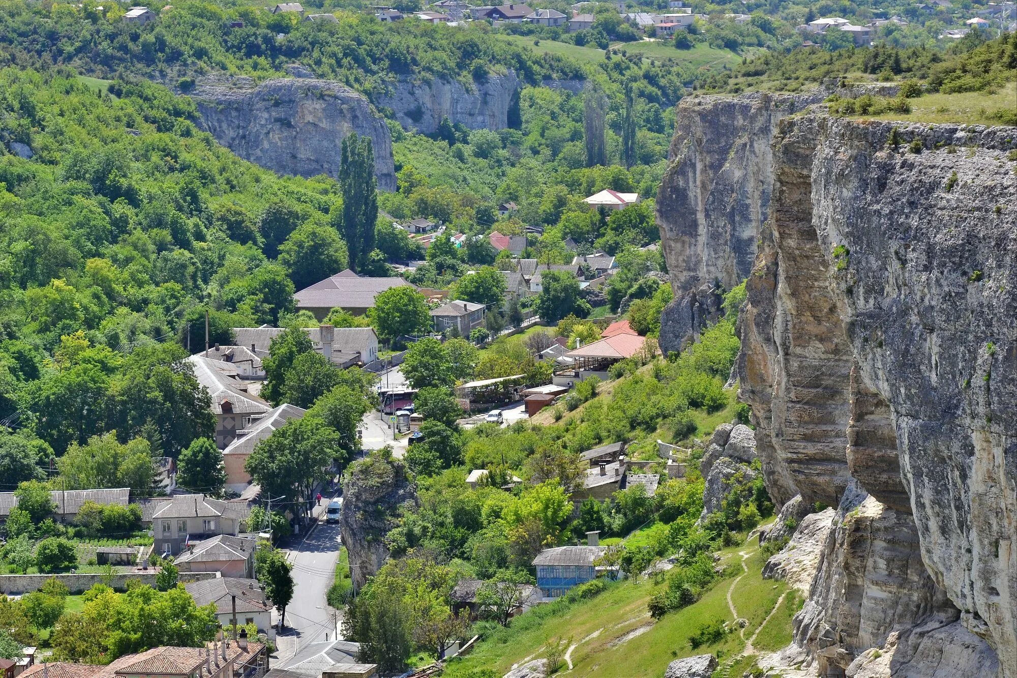 Бахчисарай Крым старый город. Успенский монастырь Бахчисарай Чуфут Кале. Город Бахчисарай бахчес. Бахчисарай старый город грра.