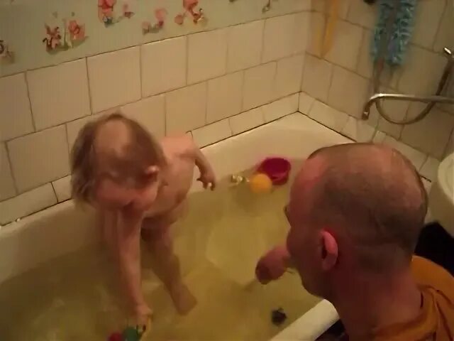 Отец и дочь в ванной