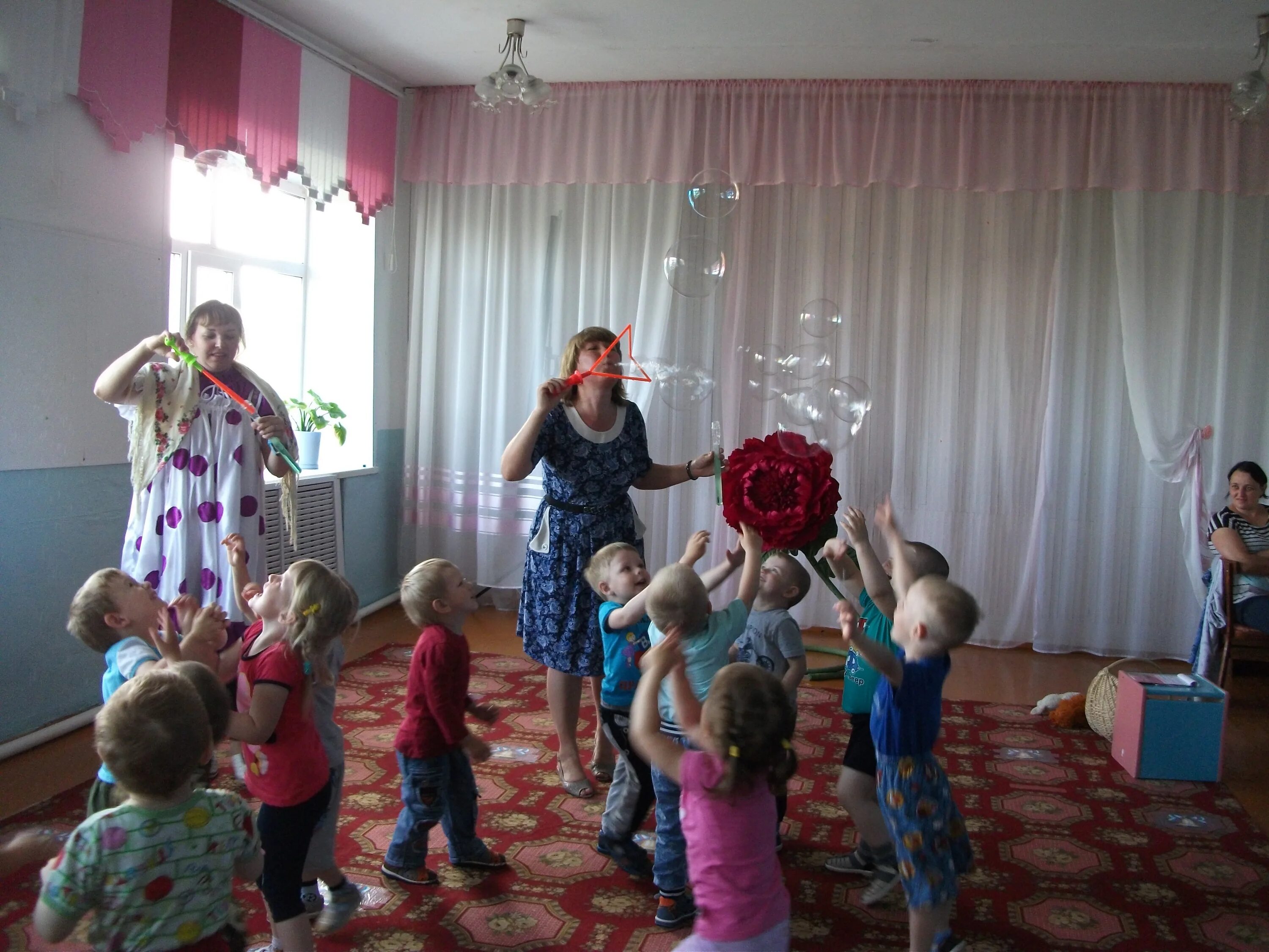 родители приводят детей в сад. пожилая учительница в классе. проект профессия моя бабушка воспитатель. детский садик воспитатель. 395 детсад казань.