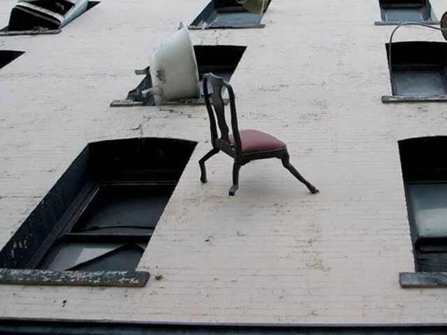 парень выкинул вещи