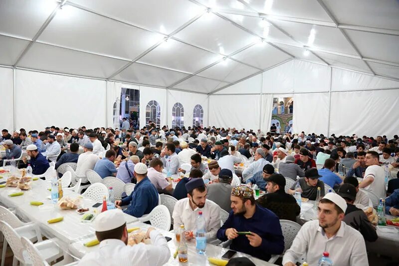 Шатер рамадана махачкала. Рамадан в дагестане 2024. Рамадан в дагестане 2024. Мечеть дагестан молитва. Рамадан в дагестане 2024.