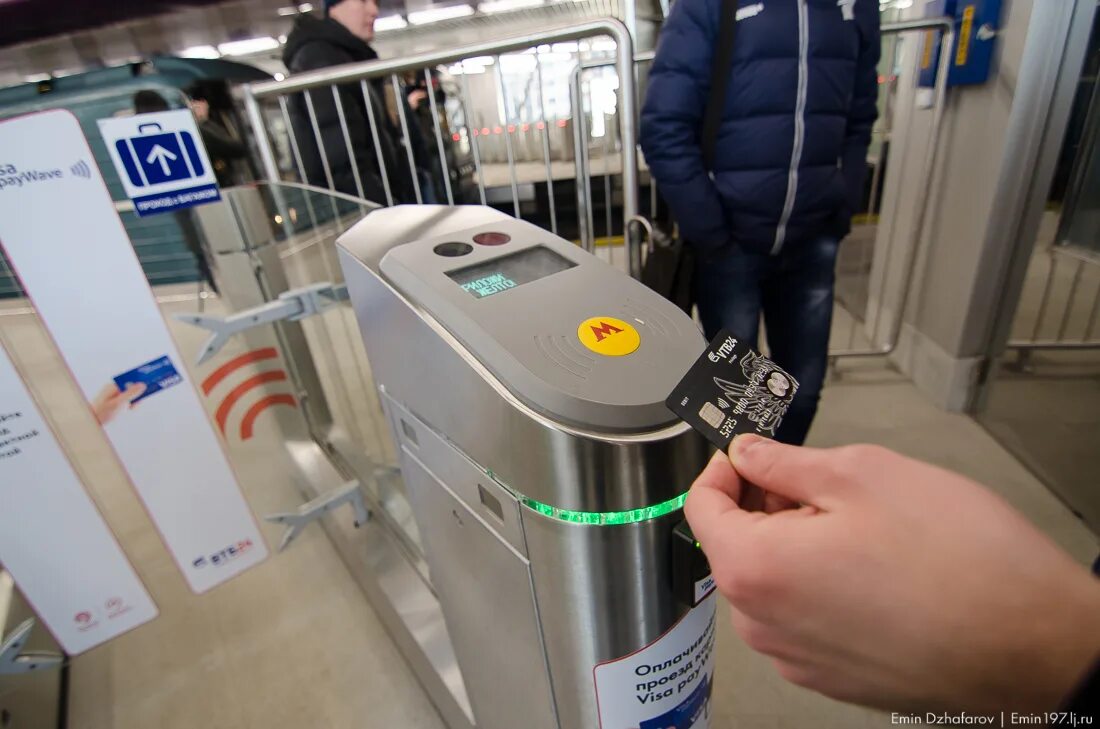 В метро можно расплатиться банковской. Проход через турникет. Оплата на турникете. Турникет для банковских карт. Турникеты в метро с бесконтактной оплатой.