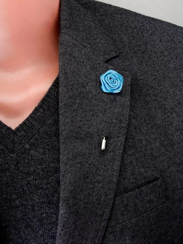 Застежки на лацкане. Застежки на лацкане. Пиджак с лацканами мужской. Брошь на пиджак. Брошь на лацкан мужского пиджака.