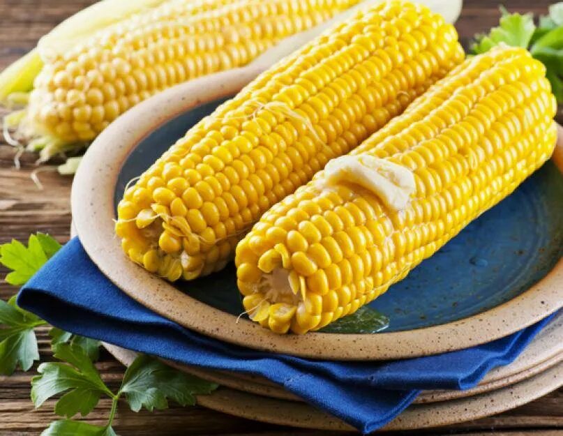 Кукуруза вареная в початках. Кукуруза. Вареная кукуруза. Вкусная кукуруза вареная. Кукуруза початок.