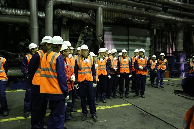 Евраз нтмк нижний тагил. Работники нтмк. Завод евраз нижний тагил. Рабочие завода боссе. Руководитель нтмк нижний тагил.