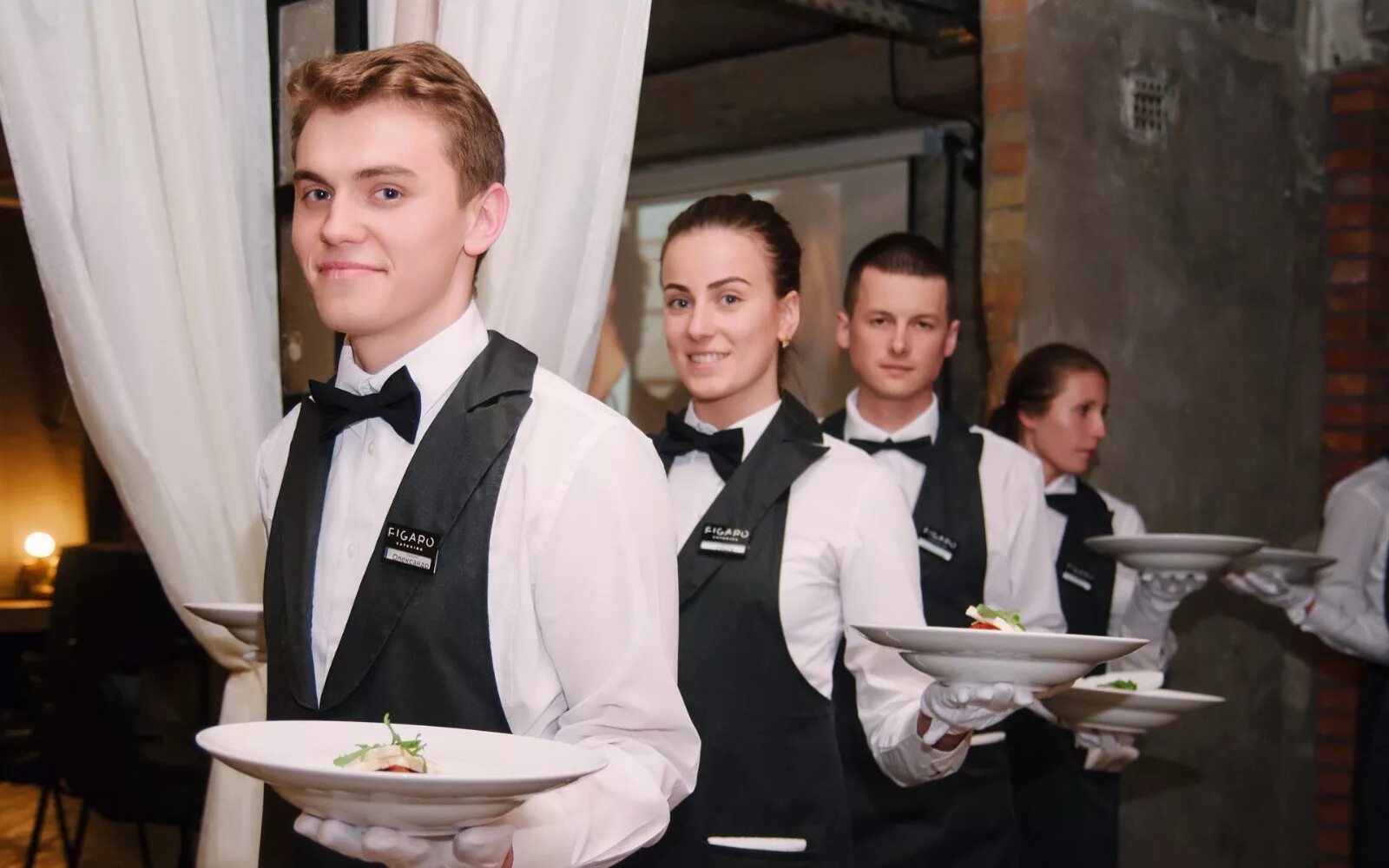 Официант. Форма официантов. Персонал кафе. Обслуживающий персонал в ресторане. Официант.