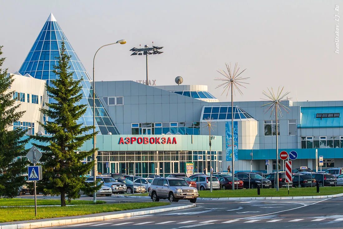 Аэропорт Ханты-Мансийск. Аэровокзал Ханты-Мансийск. Аэропорт Ханты-Мансийск самолет. Аэропорт город Ханты Мансийск. Аэропорт ханты мансийск сайт