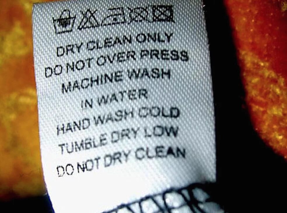 Смешные этикетки на одежде. Dry clean only на ярлыке. Dry Cleaning is not Dry. Do not tumble Dry. Dry cleaning only