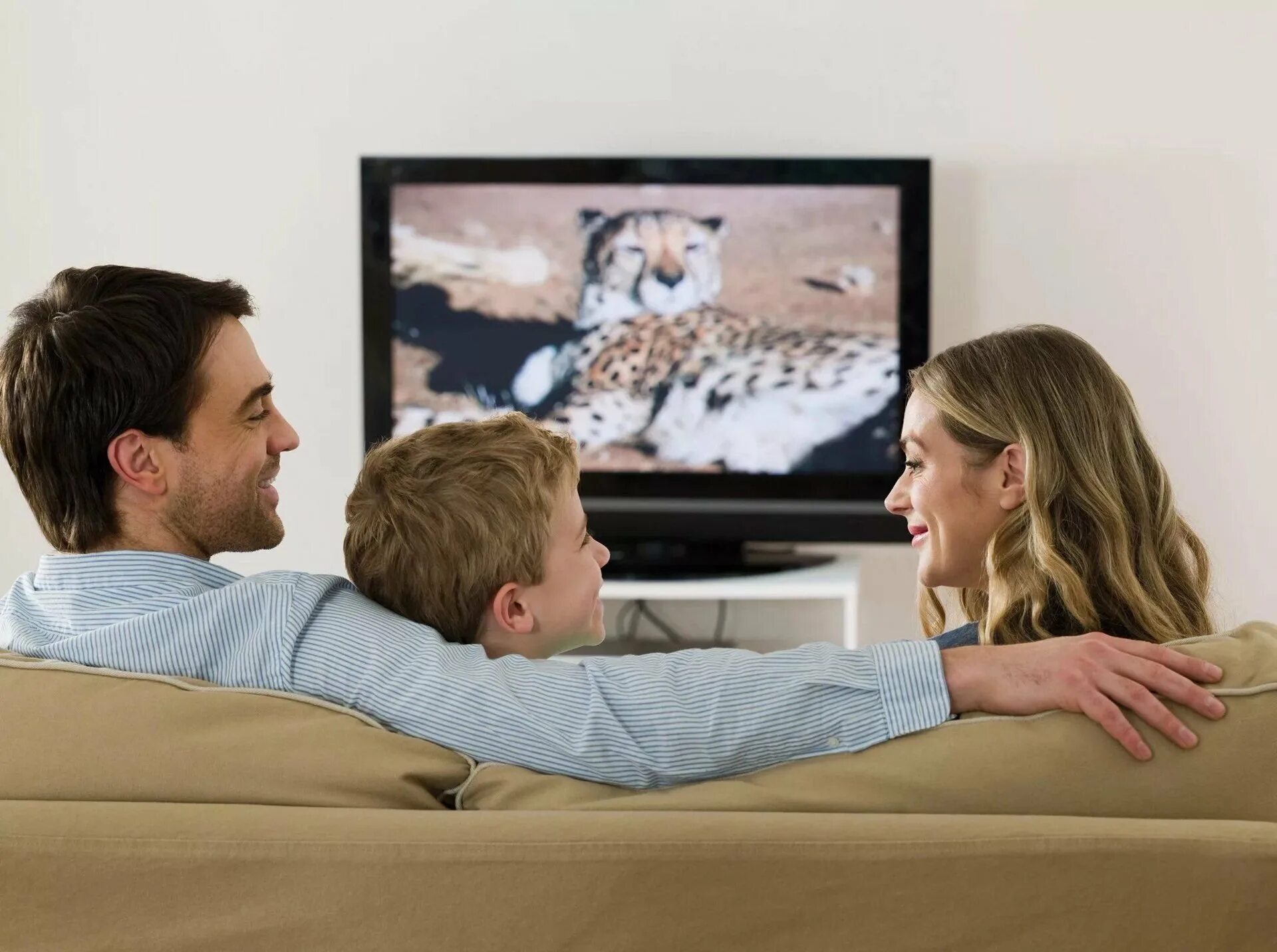 Человек телевизор. Семья у телевизора. Человек перед телевизором. Семья смотрит тв