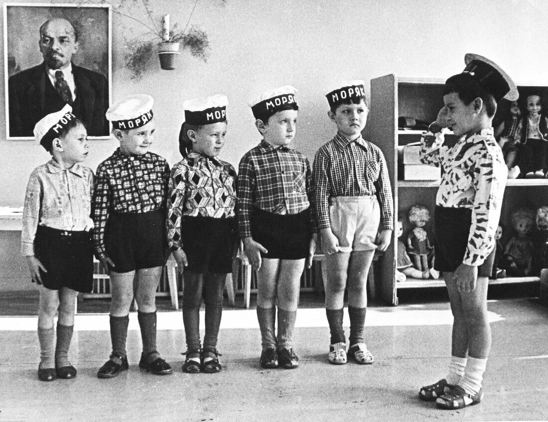 В первые годы детства человек проходит конечно. Советские дети в детском саду. Одежда мальчиков 50-х годов. Дети в садике в Советском Союзе. Детство советских детей.