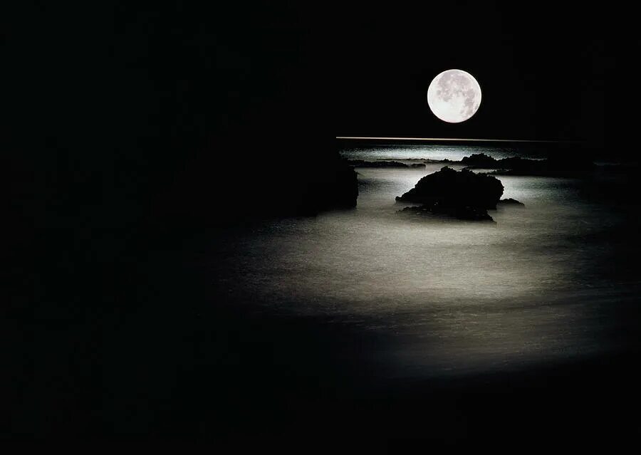Луна одиночество. Ночь в море. Серебристая ночь. Ночь Луна одиночество. Черная ночь тебя увела песни