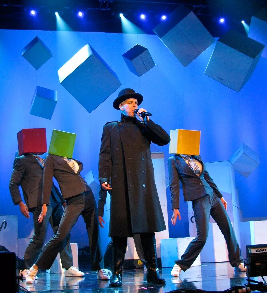 Pet shop boys. Pet shop boys концерт. Pet shop boys Pandemonium Tour. Pet shop boys концертные фото в молодости.