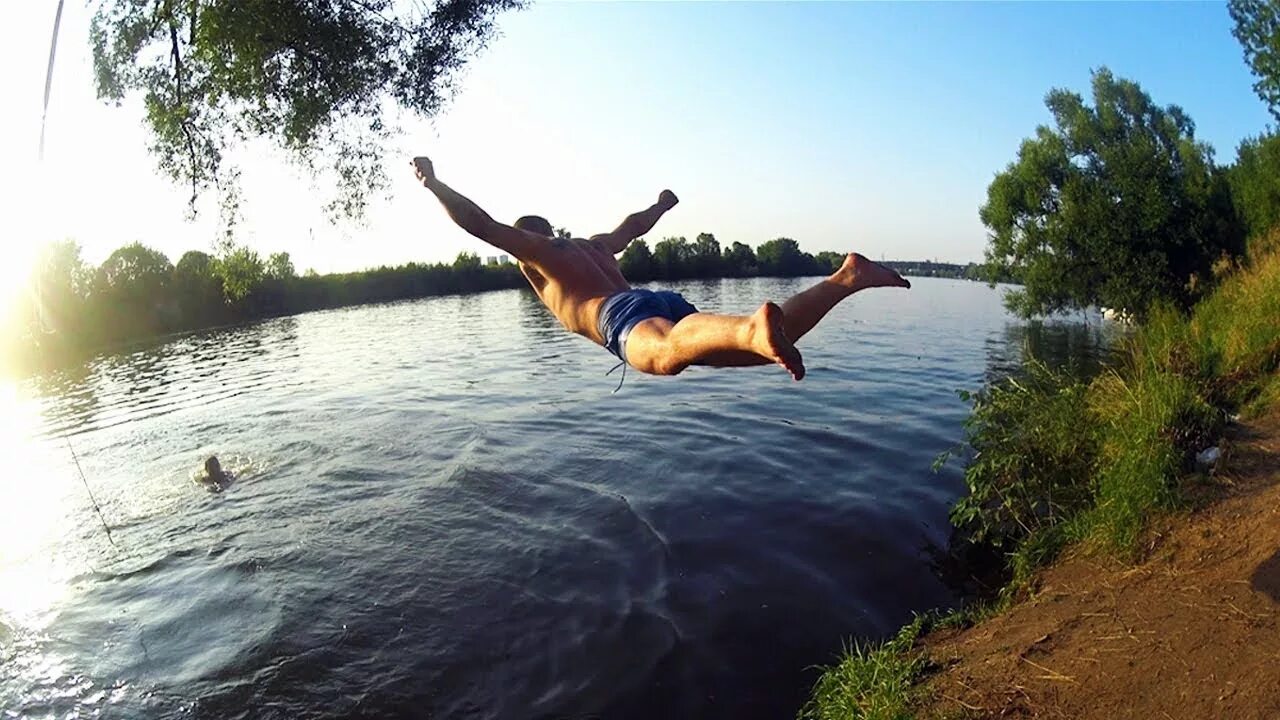 Баба прыгает на мужика. Лето речка. Человек прыгает в реку. Ныряют в речку. Прыжок в речку.