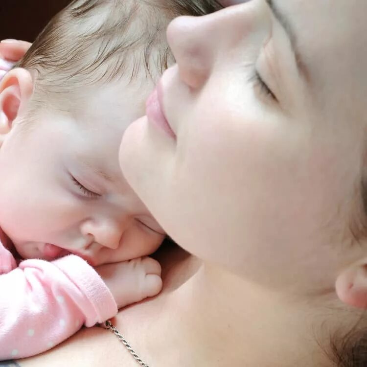 Сон грудничка на груди у мамы. Самая красивая новорожденная девочка с мамой. Целую маму спящую