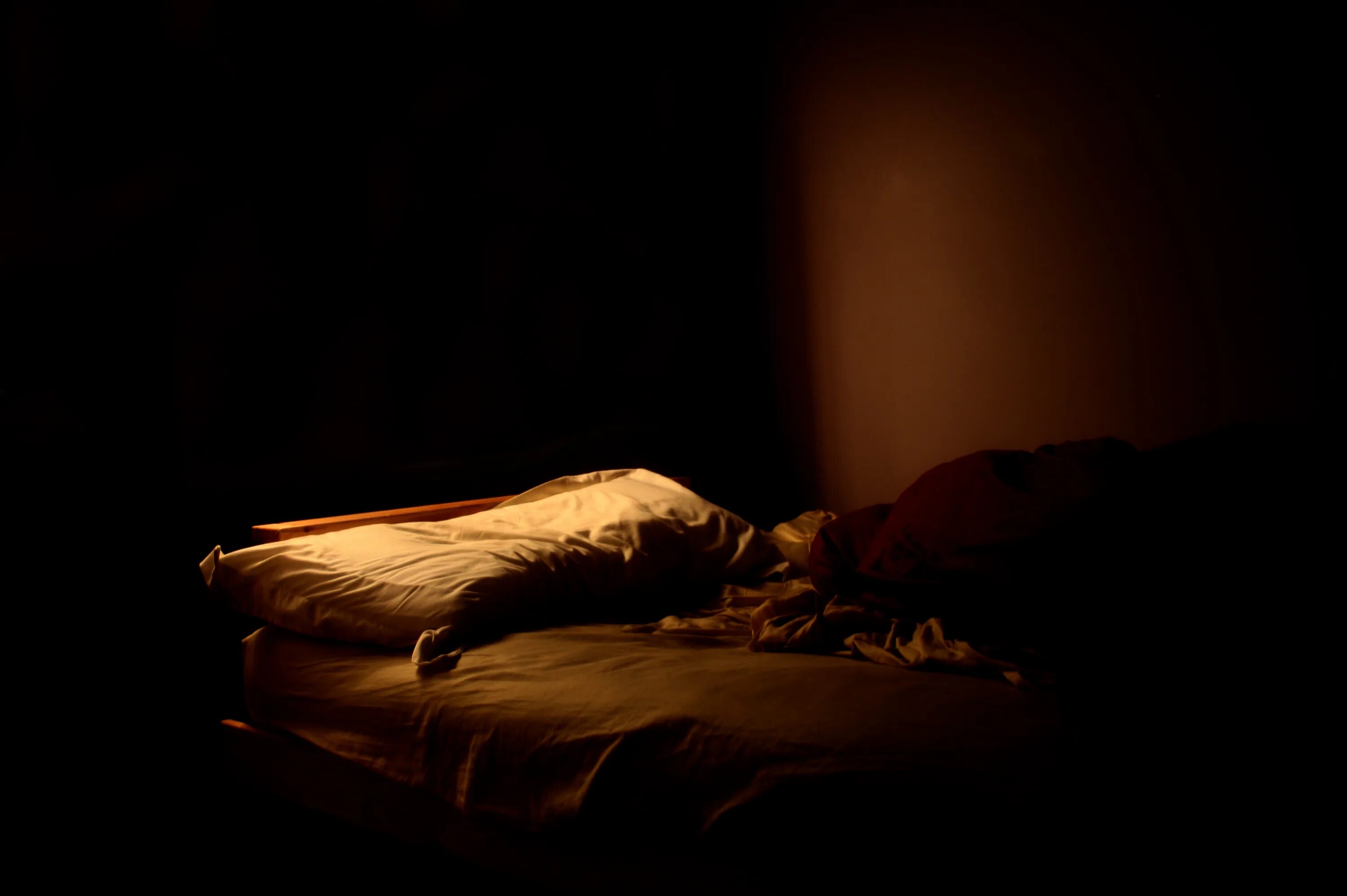 Кровать в полумраке. Постель ночью. Кровать в темноте. Кровать ночью.
