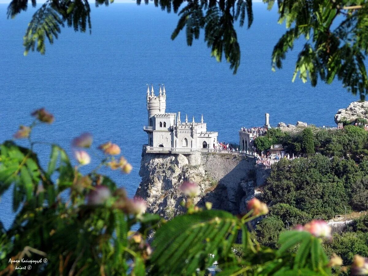 Ялтенский. Алушта Ласточкино гнездо. Крым Ялта Ласточкино гнездо. Замок Ласточкино гнездо в Крыму. Ялта достопримечательности Ласточкино гнездо.