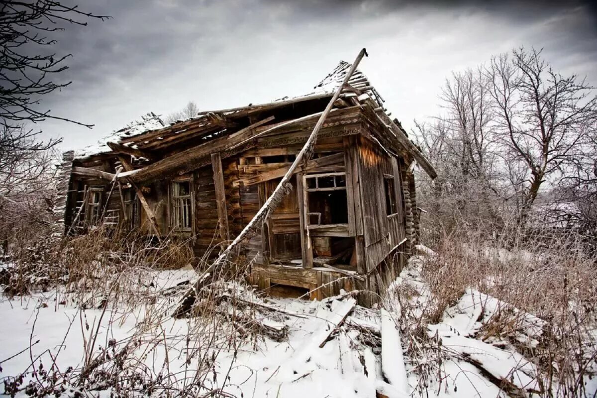 Заброшенный деревенский дом. Заброшенный деревянный дом. Старый деревянный домик. Деревянный дом в деревне. Старый разрушенный дом